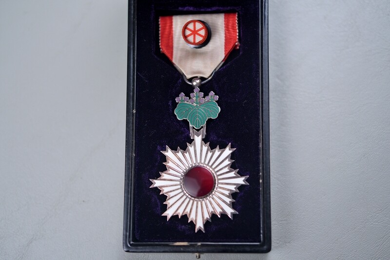 WWII JAPANESE ORDER OF THE RISING SUN, 6th CLASS IN TITLED CASE