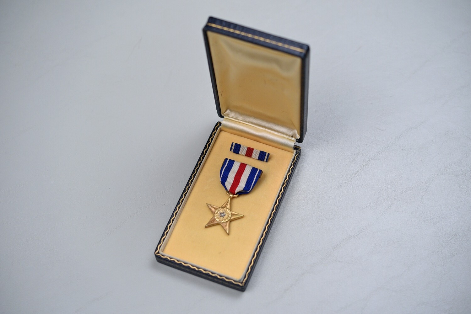 WWII U.S. NAVY/MARINE CORPS SILVER STAR MEDAL IN SHORT LEATHERETTE CASE