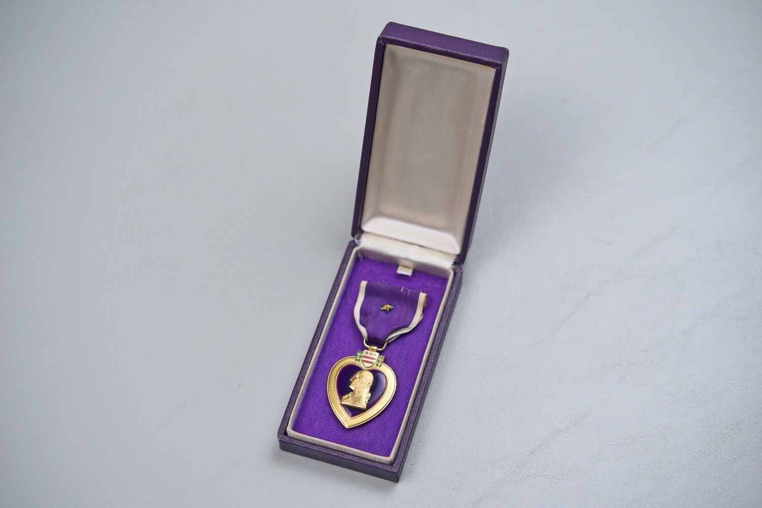WWII U.S. NAVY/MARINE CORPS TYPE 1 PURPLE HEART IN PURPLE BOX