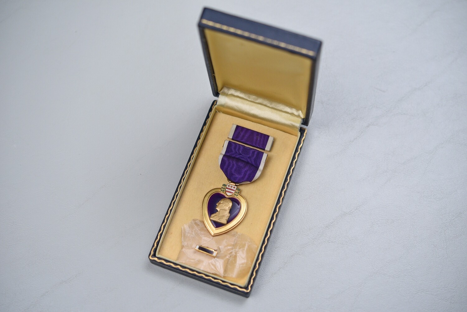 WWII U.S. NAVY/MARINE CORPS TYPE II PURPLE HEART IN SHORT LEATHERETTE CASE