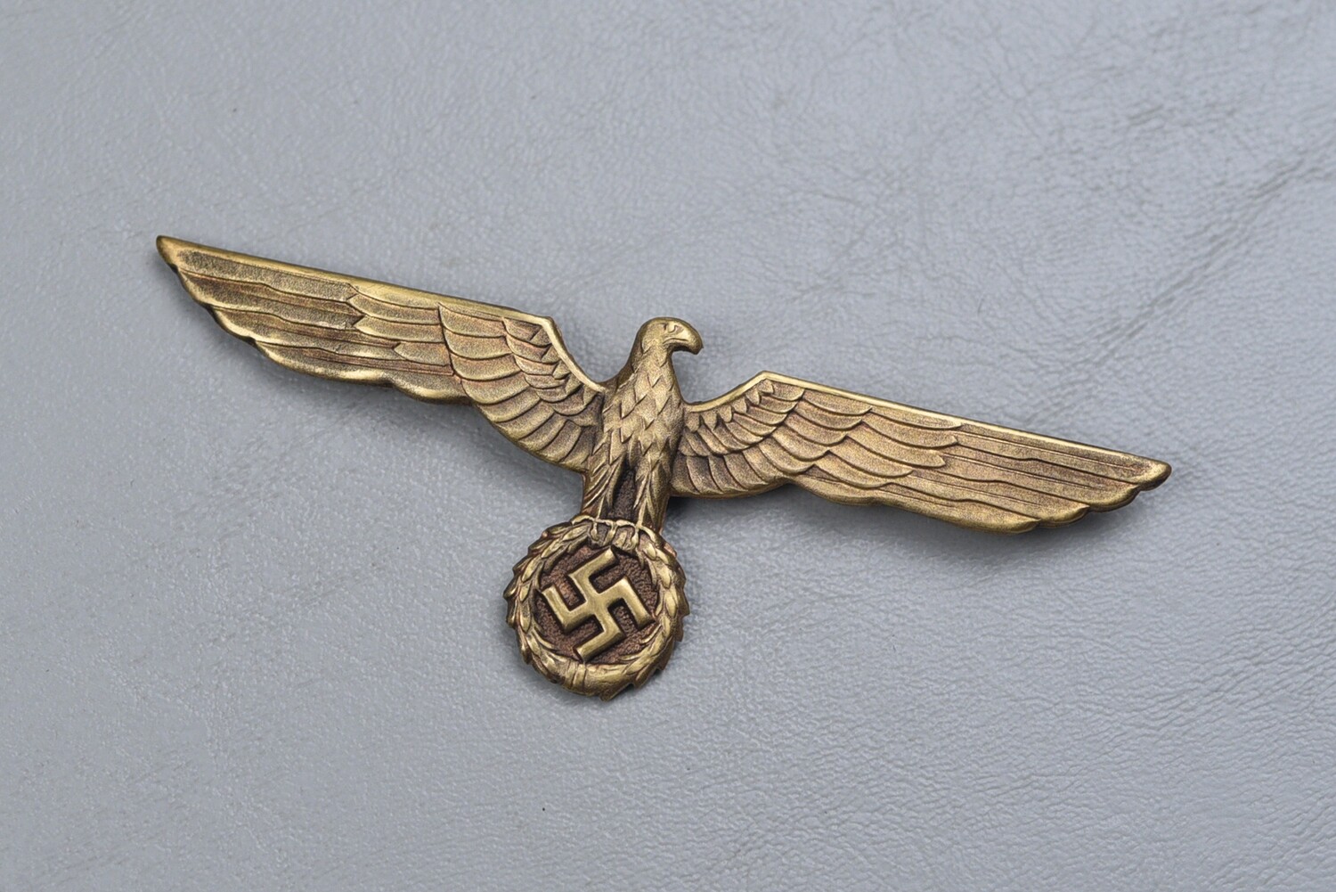 WWII GERMAN KRIEGSMARINE OFFICER&#39;S GILT METAL BREAST EAGLE