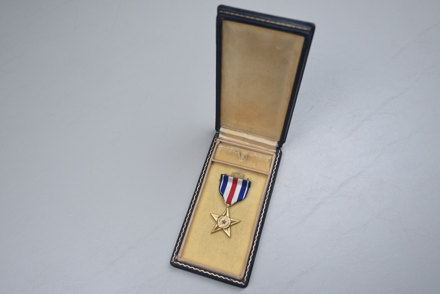 WWII U.S. SILVER STAR MEDAL w/FULL WRAP BROACH IN BLACK LEATHERETTE CASE - NUMBERED