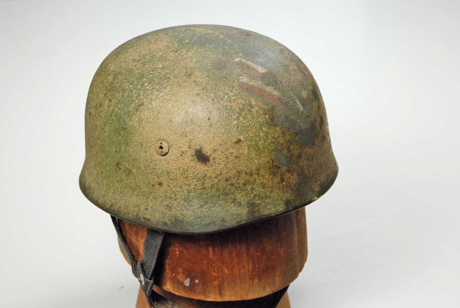 WWII GERMAN M-38 CAMOUFLAGED PARATROOPER HELMET w/UNIT INSIGNIA