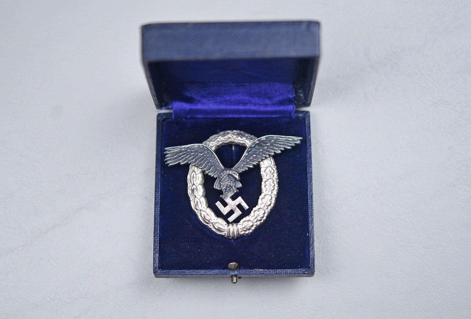 WWII GERMAN LUFTWAFFE PILOTS BADGE BY ASSMANN IN CASE