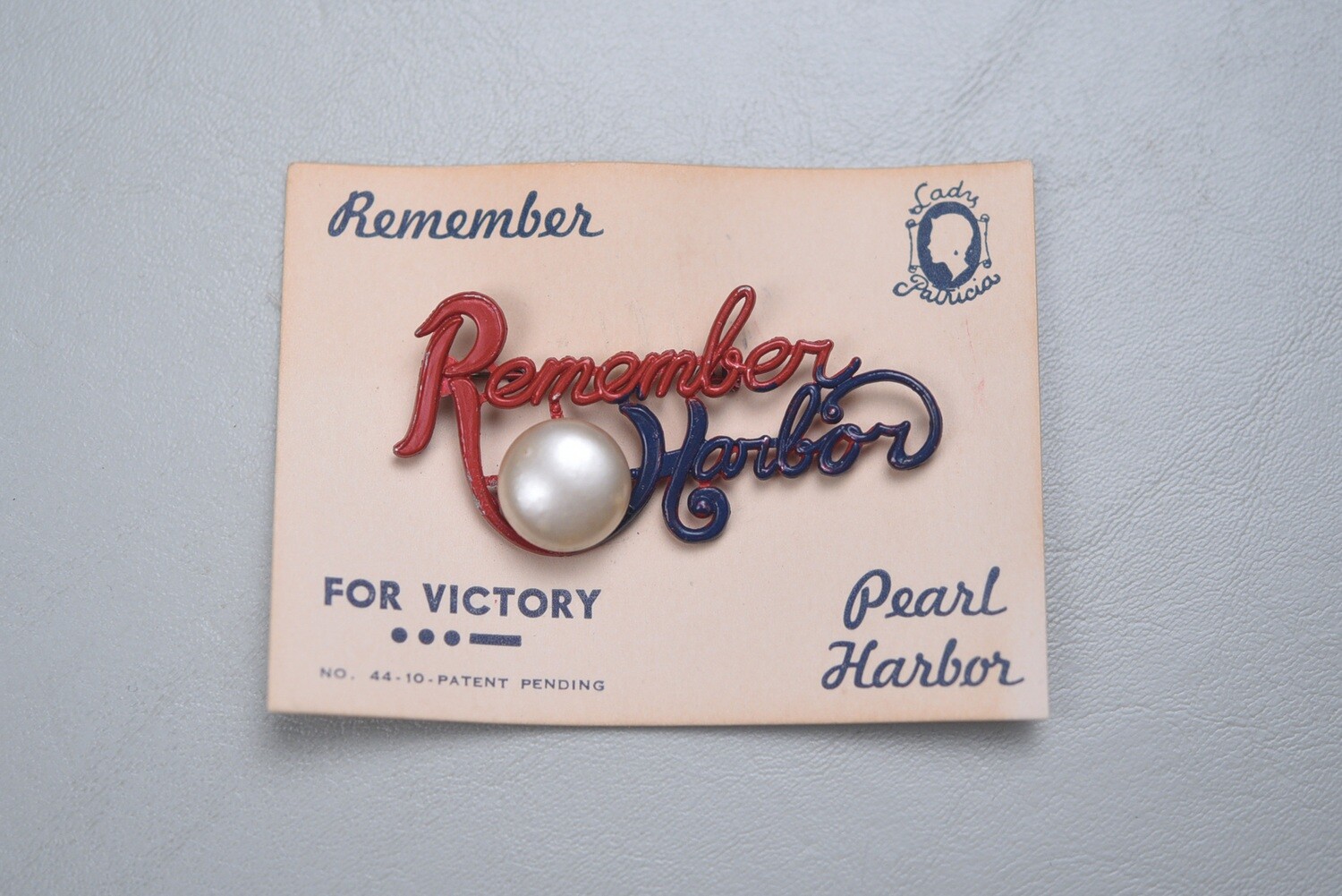 WWII U.S. REMEMBER PEARL HARBOR PIN ON MANUFACTURER&#39;S CARD