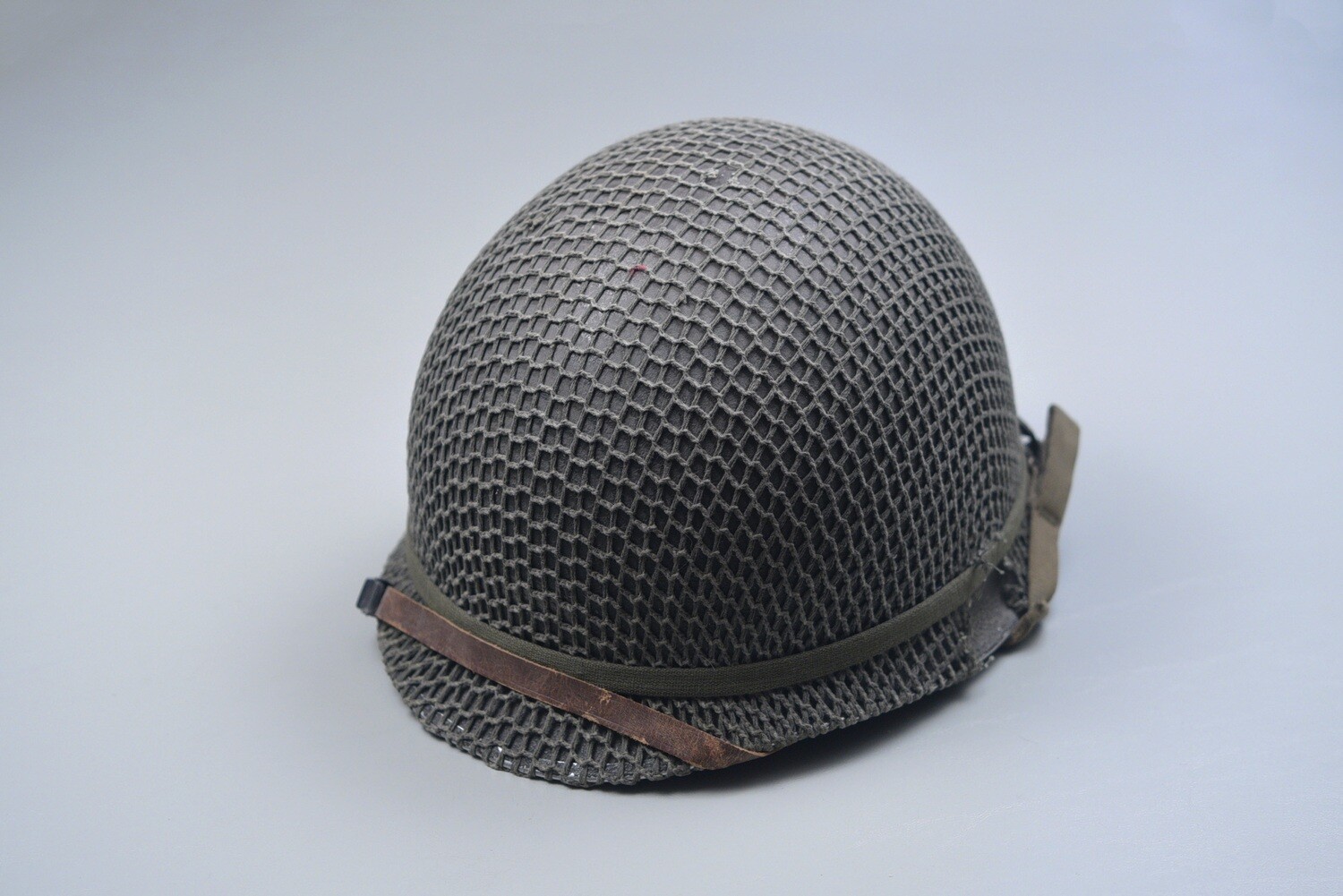 WWII U.S. M1 STEEL HELMET, LINER, &amp; CAMOUFLAGE NET – FIXED BALE, COMPLETE