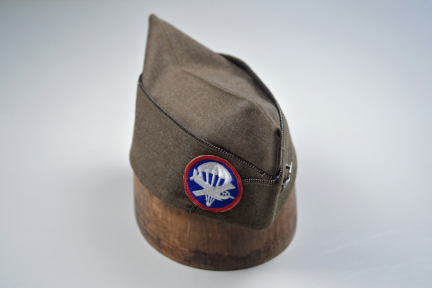 WWII U.S. AIRBORNE OFFICER&#39;S OVERSEAS CAP w/COLONEL&#39;S WAR EAGLE INSIGNIA