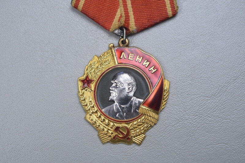 SOVIET TYPE V ORDER OF LENIN IN GOLD &amp; PLATINUM ON ORIGINAL RIBBON
