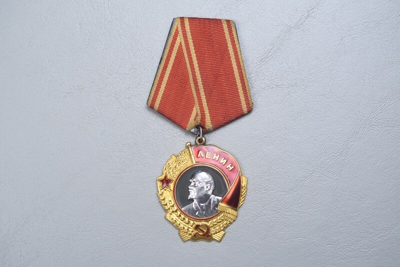 SOVIET TYPE V ORDER OF LENIN IN GOLD & PLATINUM ON ORIGINAL RIBBON SOVIET TYPE V ORDER OF LENIN IN GOLD & PLATINUM ON ORIGINAL RIBBON