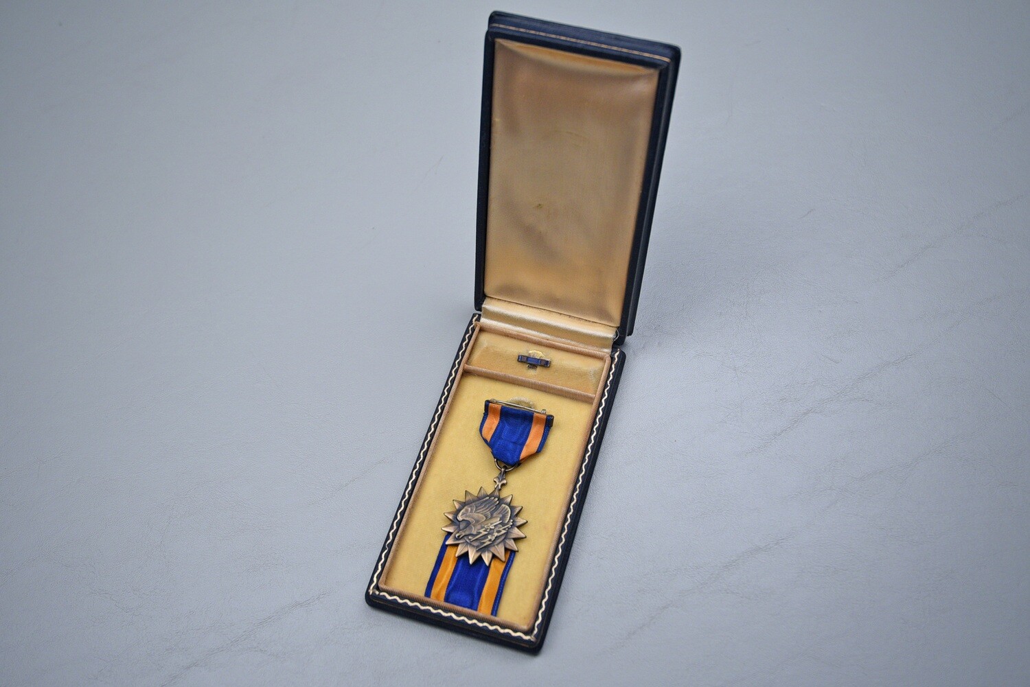 WWII U.S. ARMY AIR CORPS AIR MEDAL w/WRAP BROACH IN PRESENTATION CASE