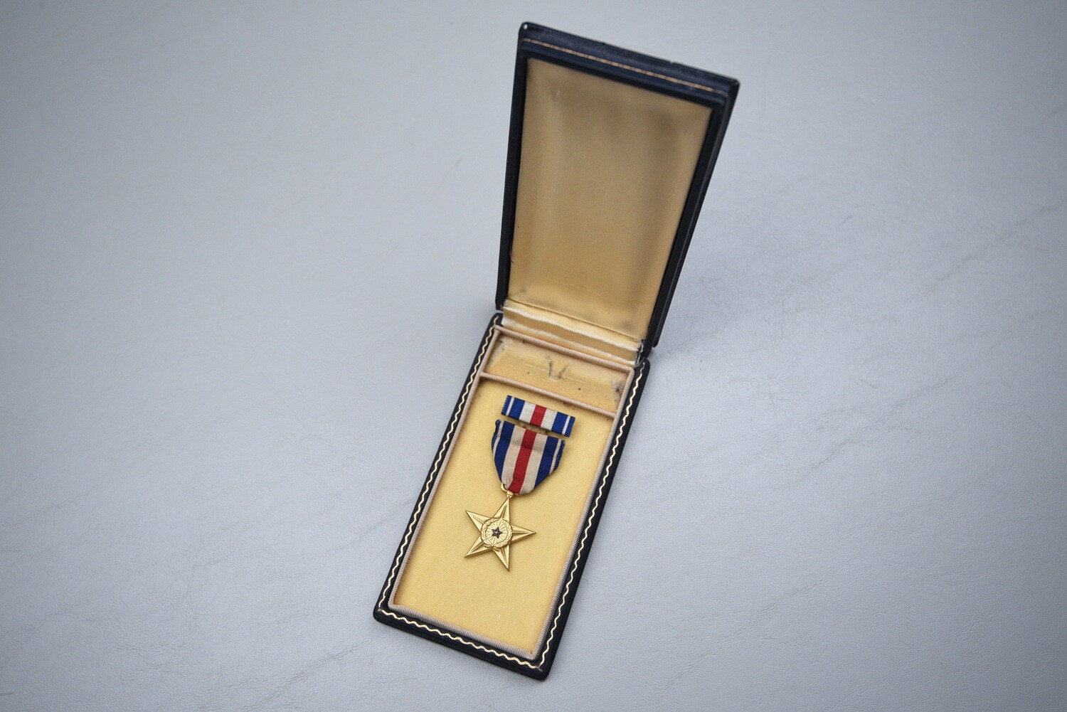 WWII U.S. ARMY SILVER STAR MEDAL IN PRESENTATION CASE