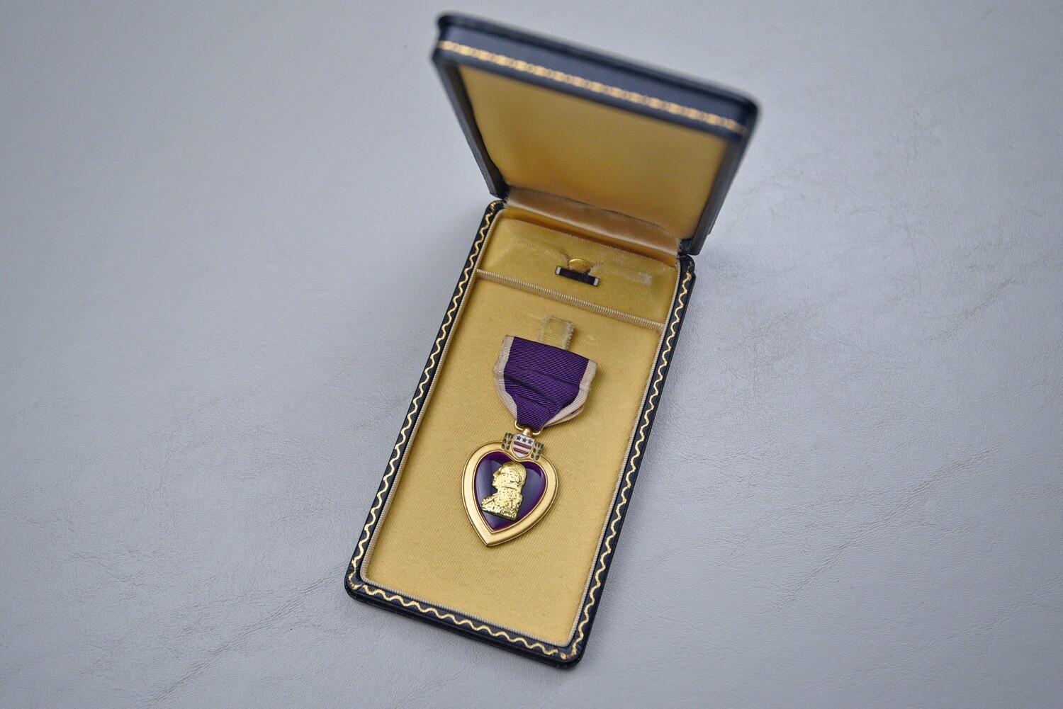 WWII U.S. PURPLE HEART IN BLACK LEATHERETTE PRESENTATION CASE - NUMBERED