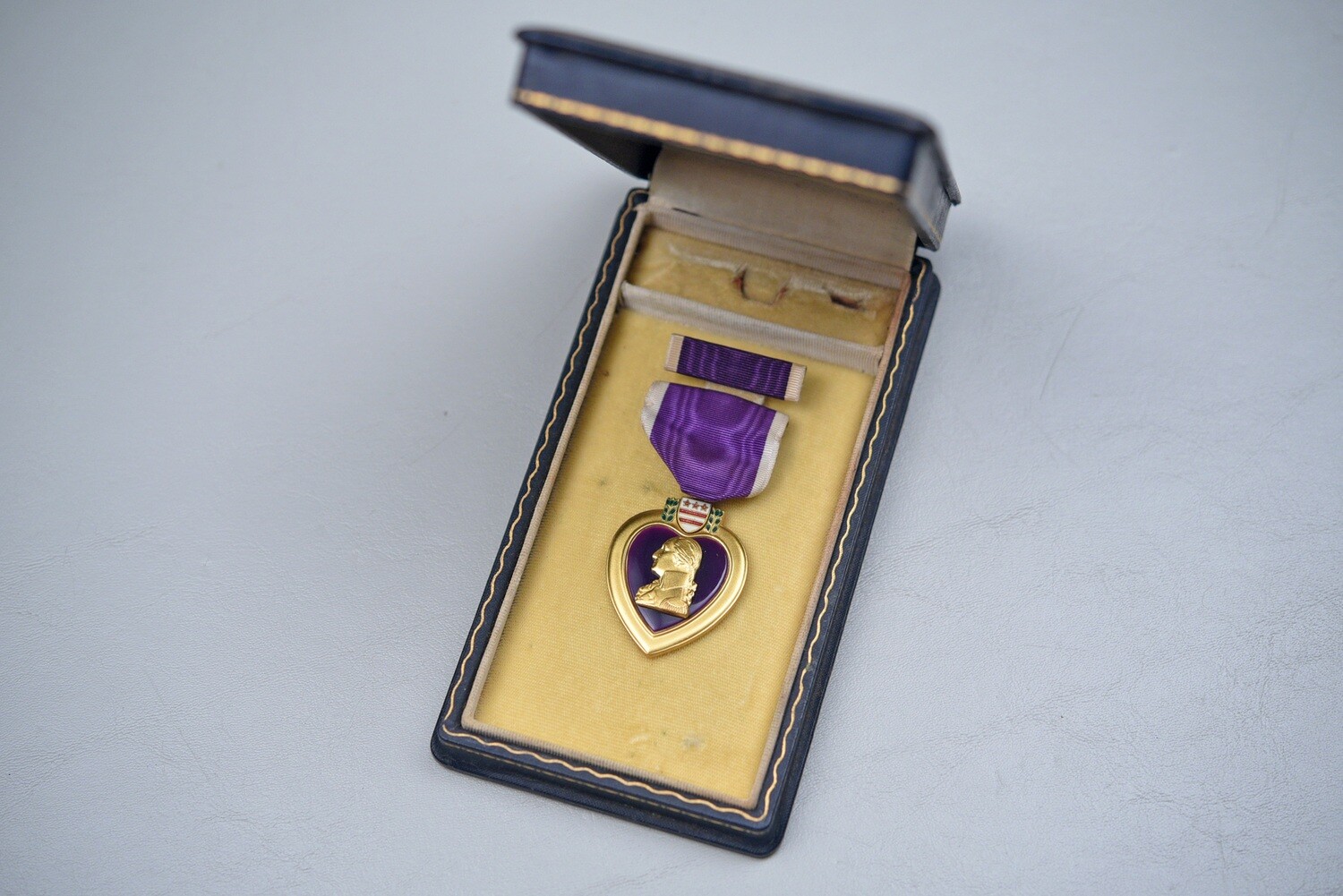 WWII U.S. PURPLE HEART IN PRESENTATION CASE - ONE LINE TITLE