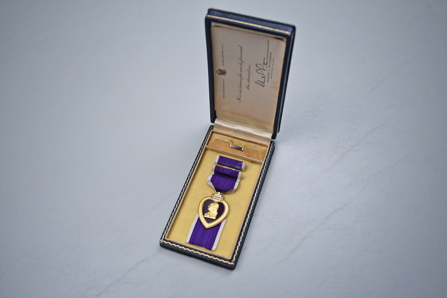 WWII U.S. PURPLE HEART IN PRESENTATION CASE - FLAT ENAMEL, NUMBERED