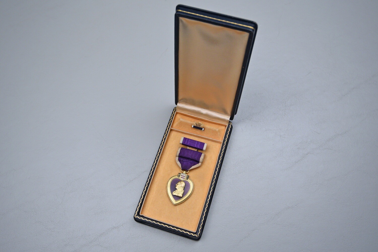 WWII U.S. PURPLE HEART IN PRESENTATION CASE - FLAT ENAMEL, NUMBERED