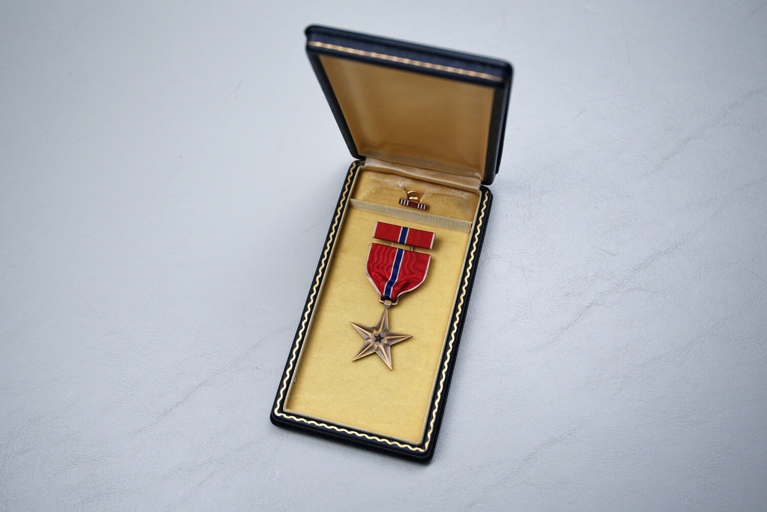 WWII U.S. BRONZE STAR MEDAL IN PRESENTATION CASE