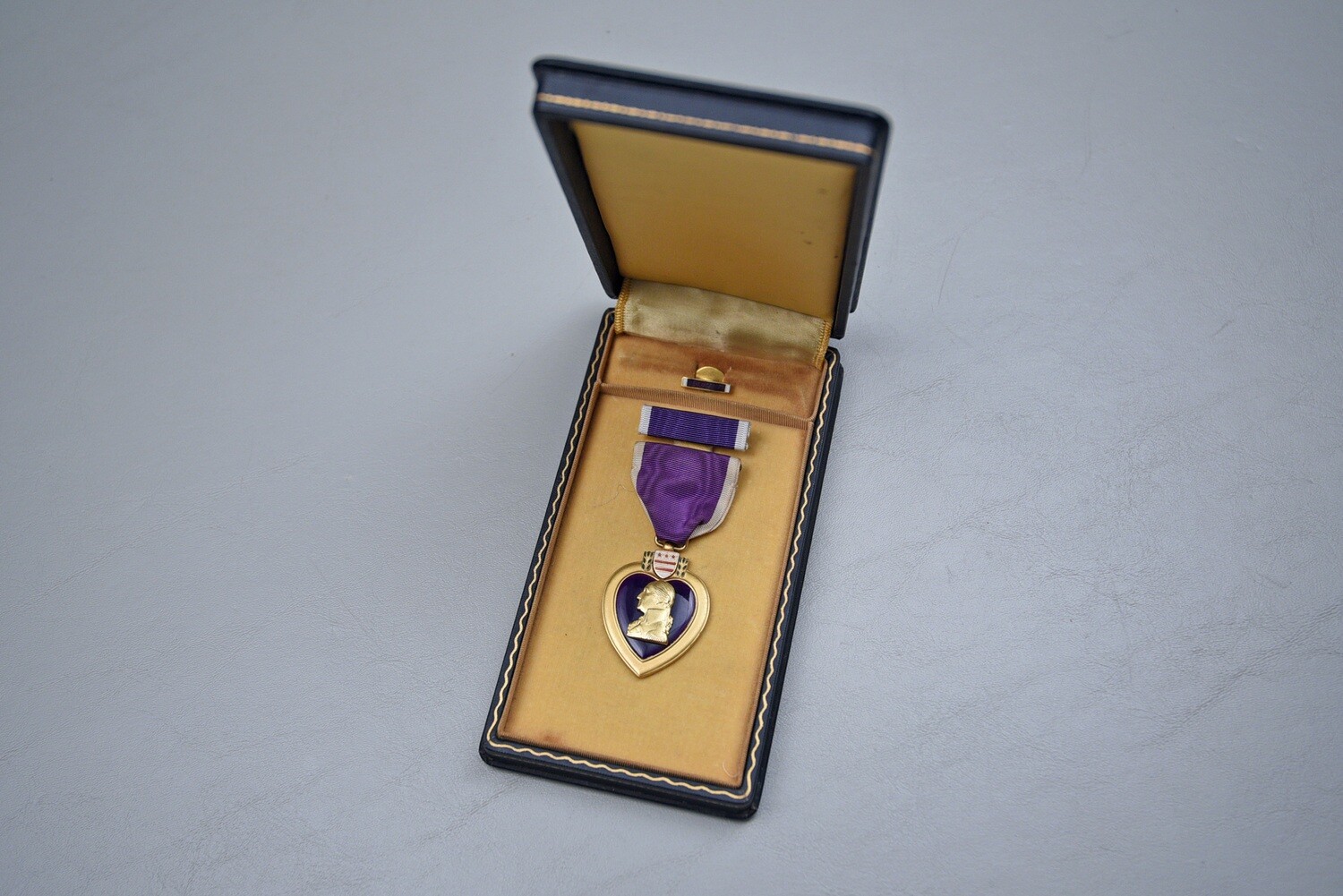 WWII U.S. PURPLE HEART IN PRESENTATION CASE - ONE LINE TITLE