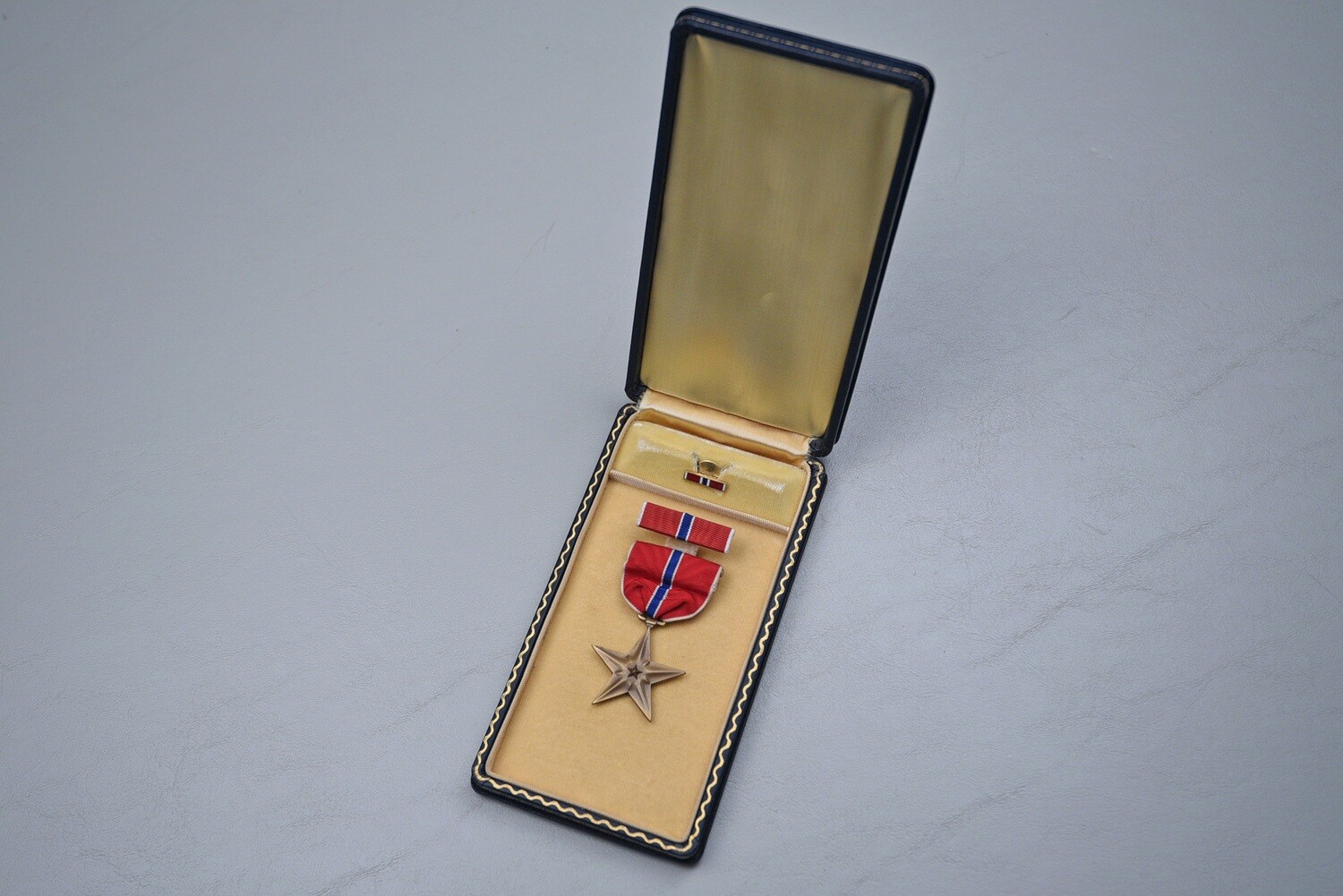 WWII U.S. BRONZE STAR MEDAL SET IN BLACK LEATHERETTE CASE
