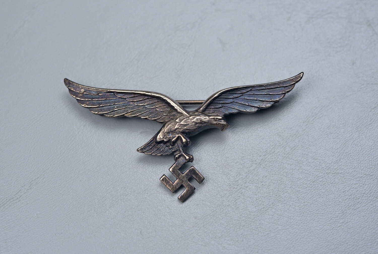 WWII GERMAN LUFTWAFFE METAL BREAST EAGLE w/PIN BACK