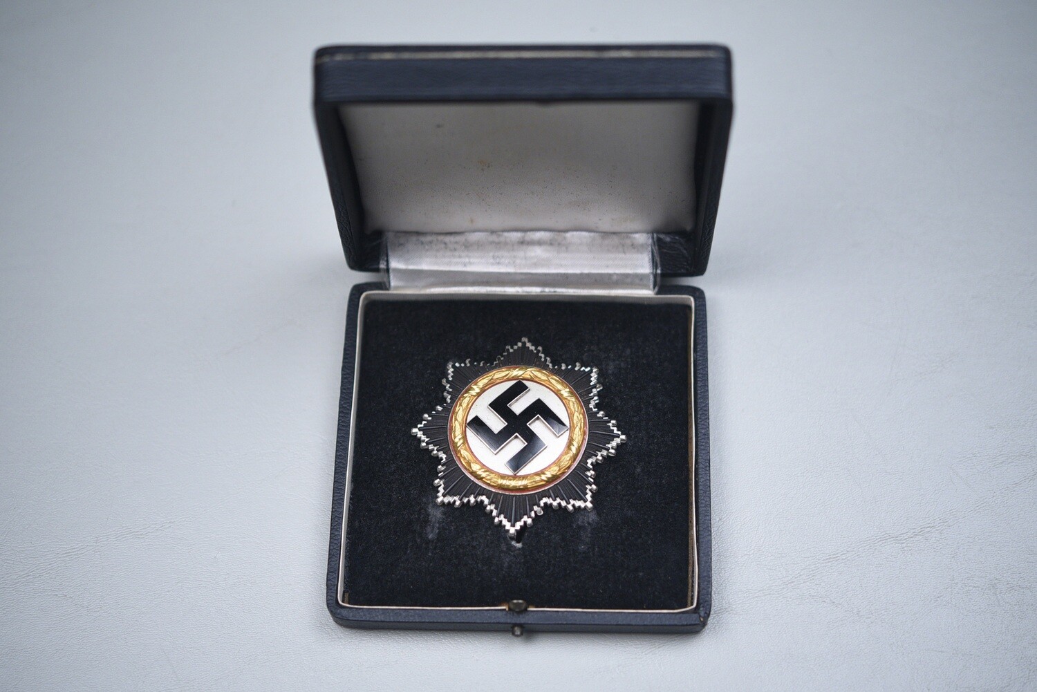 WWII GERMAN CROSS IN GOLD BY OTTO KLEIN IN ORIGINAL CASE – NEAR MINT