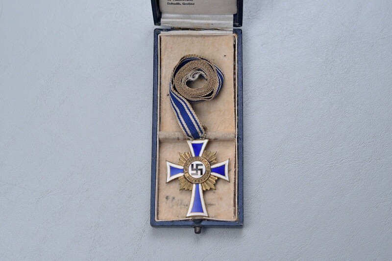 WWII GERMAN CASED MOTHER'S CROSS IN GOLD - CASED