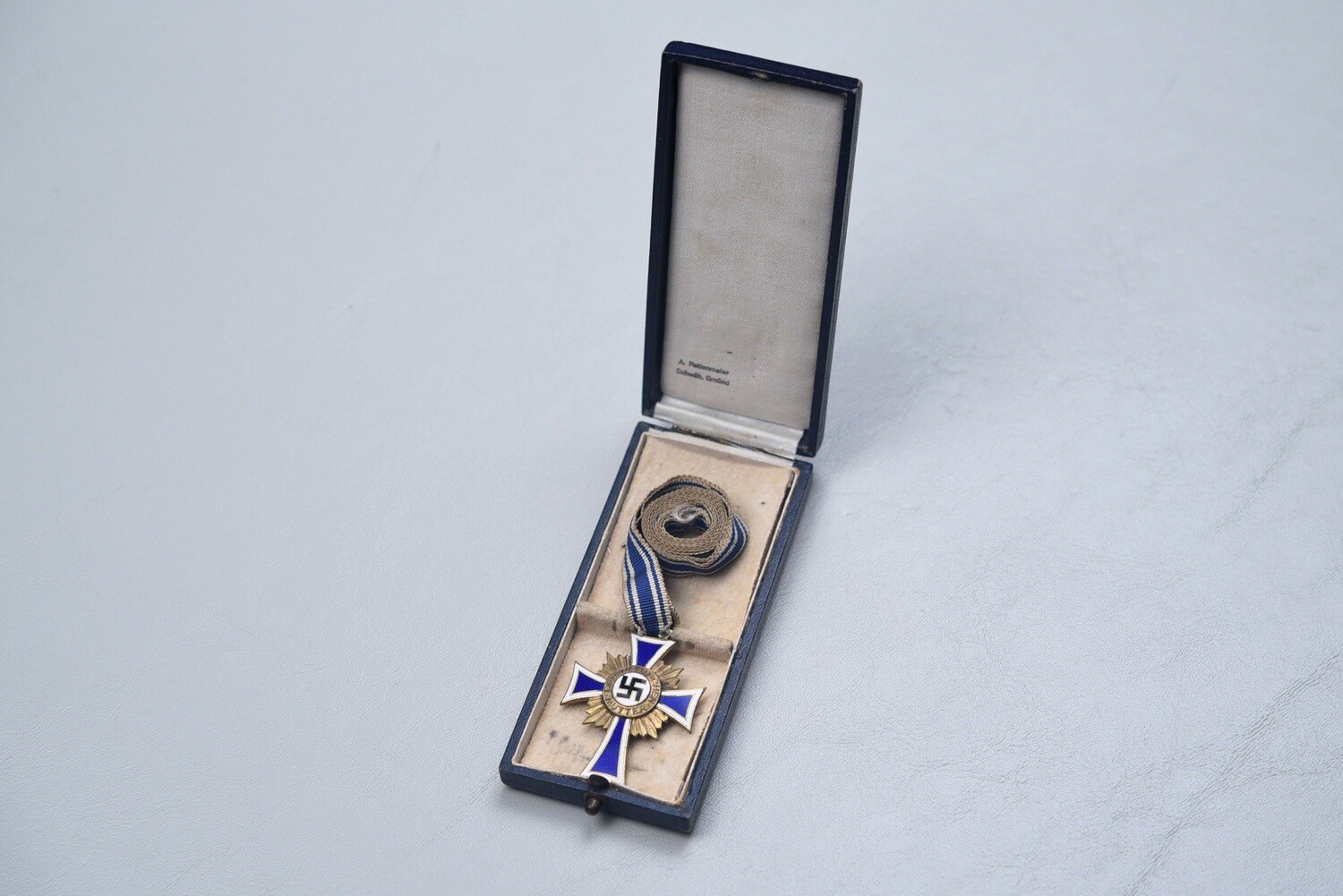 WWII GERMAN CASED MOTHER&#39;S CROSS IN GOLD - CASED