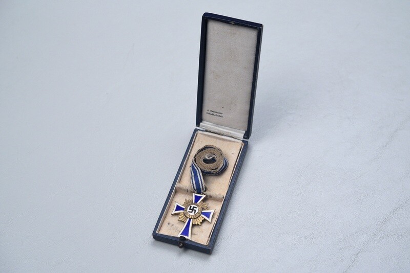 WWII GERMAN CASED MOTHER&#39;S CROSS IN GOLD - CASED
