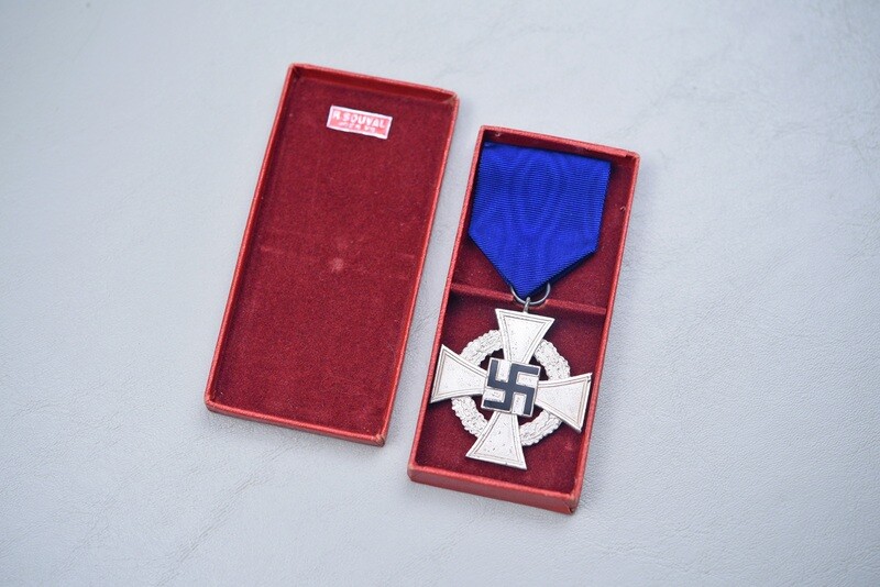 WWII GERMAN 25 YEAR CIVILIAN LONG SERVICE CROSS IN PRESENTATION BOX