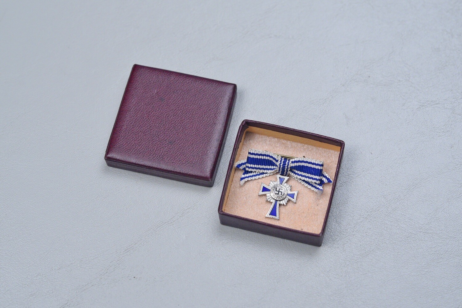 WWII GERMAN MOTHER&#39;S CROSS IN SILVER MINIATURE ON BOW IN LDO MARKED BOX