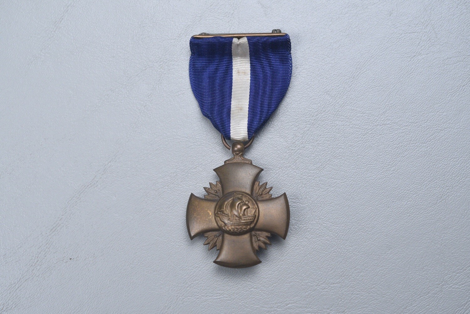 WWII U.S. NAVY CROSS w/FULL WRAP BROACH