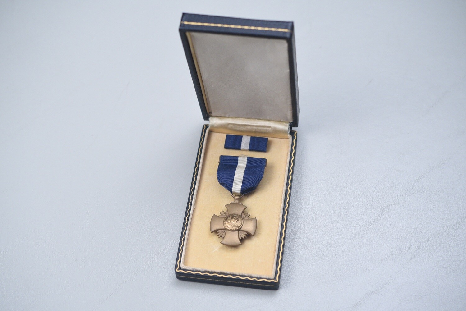 WWII U.S. NAVY CROSS IN SHORT BLACK LEATHERETTE TITLED CASE