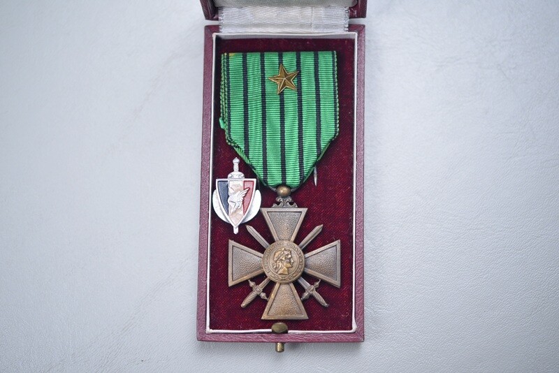 WWII FRENCH VICHY CROIX DE GUERRE IN TITLED CASE w/VICHY PIN