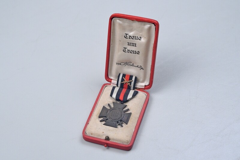 WWI GERMAN 1914-1918 HINDENBURG HONOR CROSS w/SWORDS - CASED WWI GERMAN 1914-1918 HINDENBURG HONOR CROSS w/SWORDS - CASED