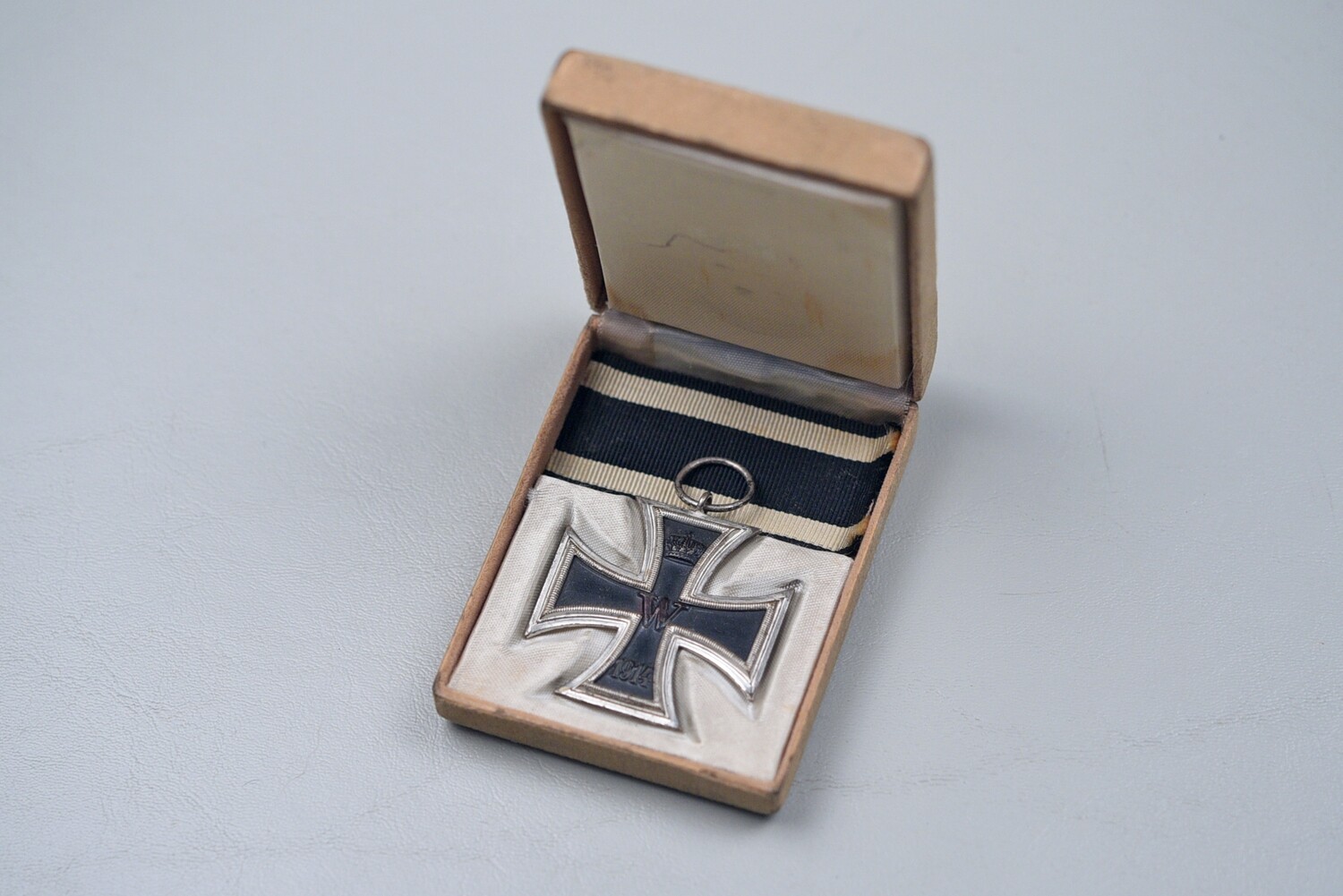 WWI GERMAN 1914 IRON CROSS 2nd CLASS IN TAN FLOCKED CASE