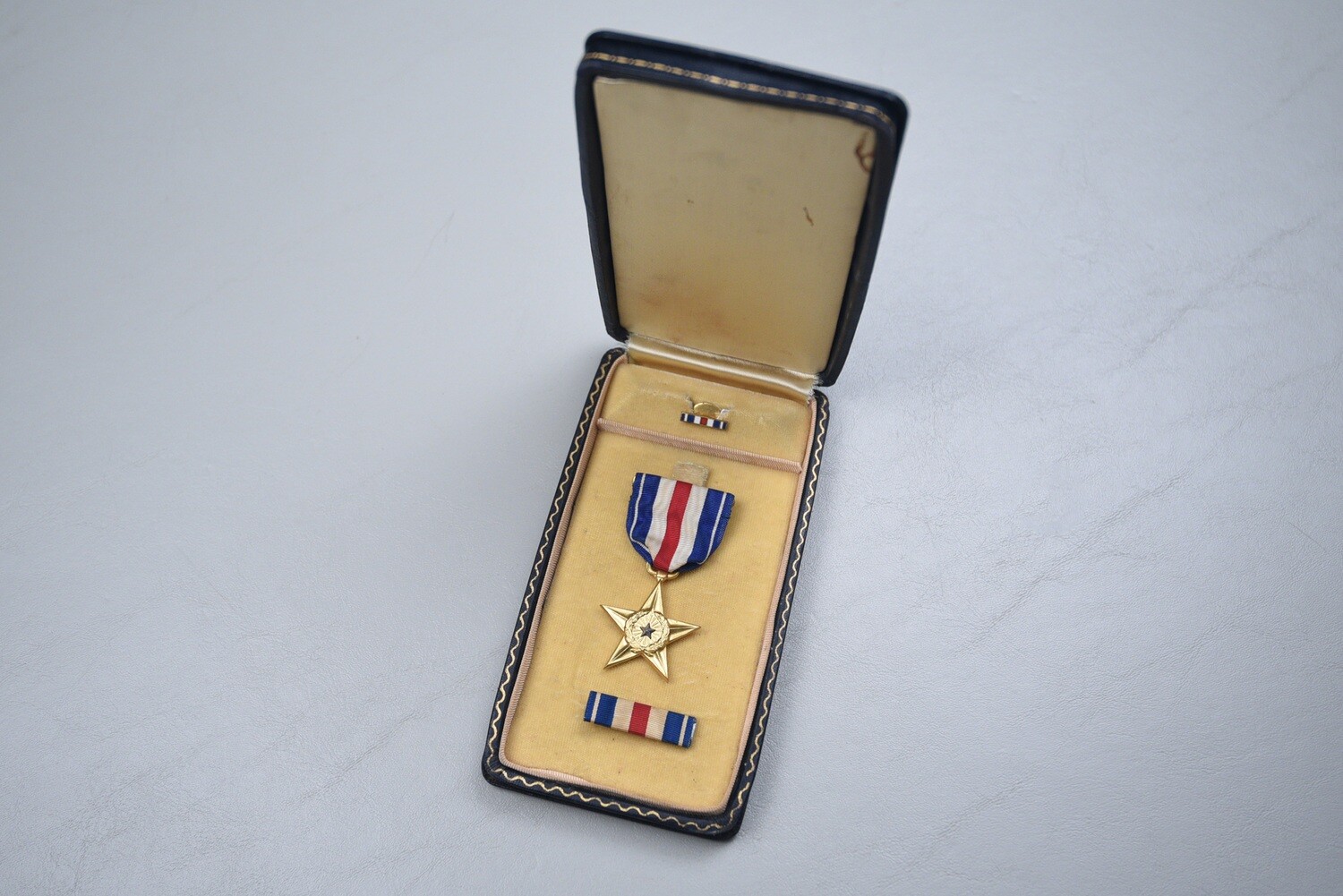 WWII U.S. SILVER STAR MEDAL IN BLACK LEATHERETTE CASE