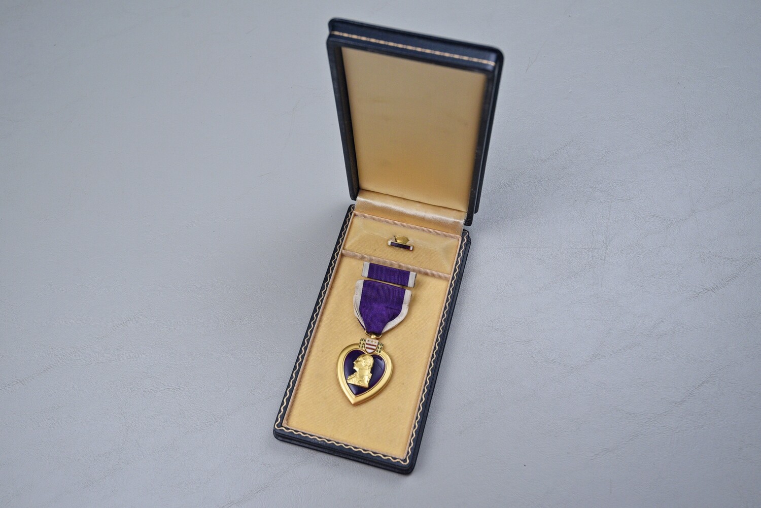 WWII U.S. PURPLE HEART MEDAL IN BLACK LEATHERETTE CASE