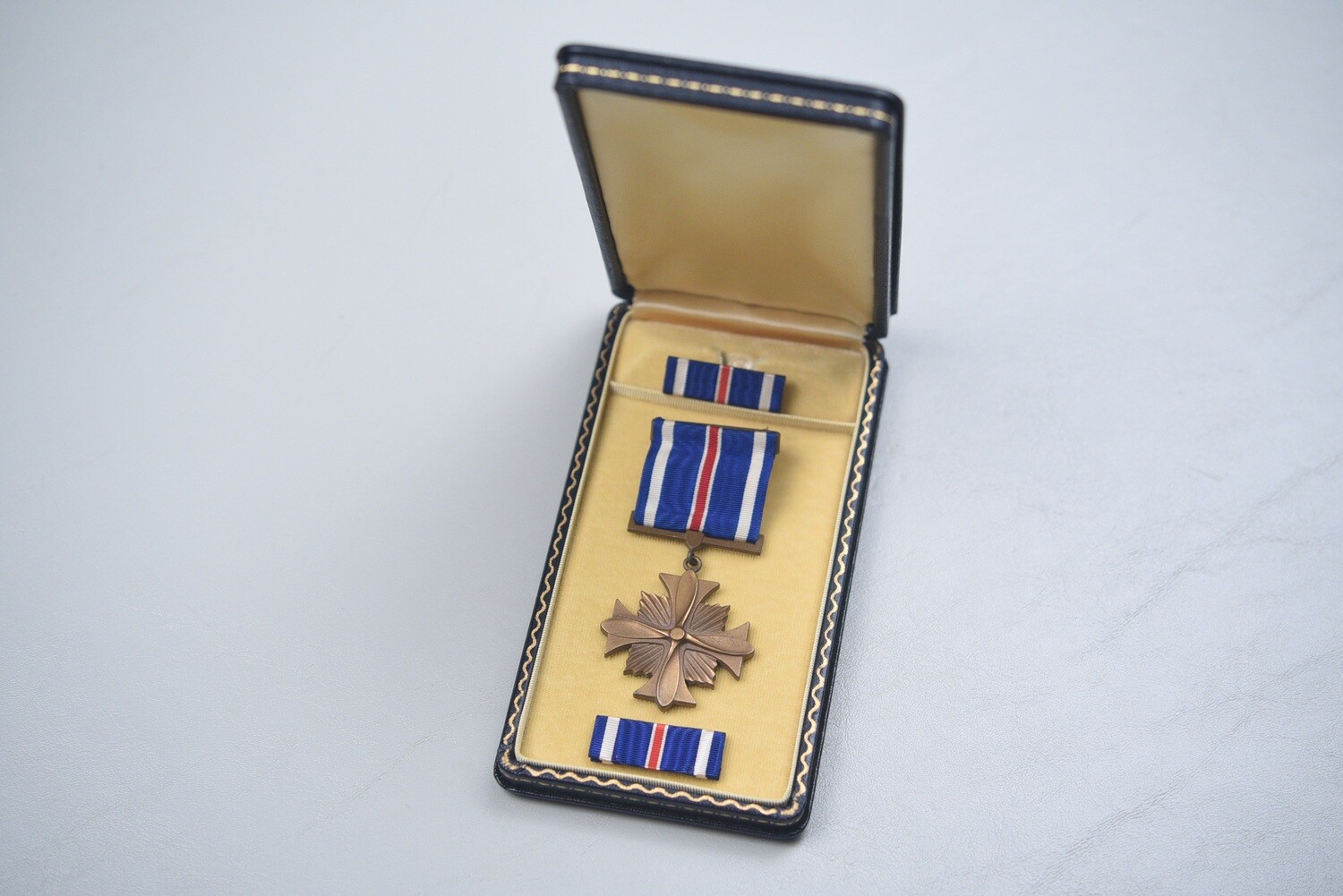 WWII U.S. NAVY/MARINE CORP DISTINGUISHED FLYING CROSS IN CASE - OFFICIALLY NAMED
