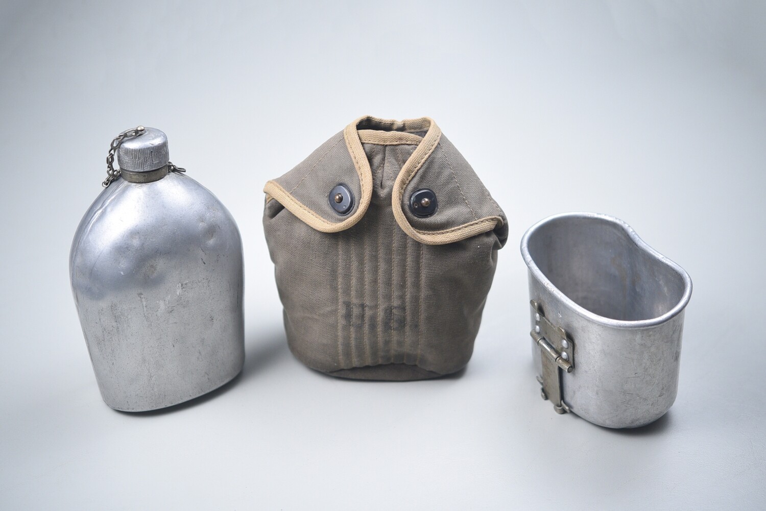 WWII U.S. M-1910 CANTEEN &amp; CUP IN TRANSITIONAL 1942 DATED TWO TONE CARRIER