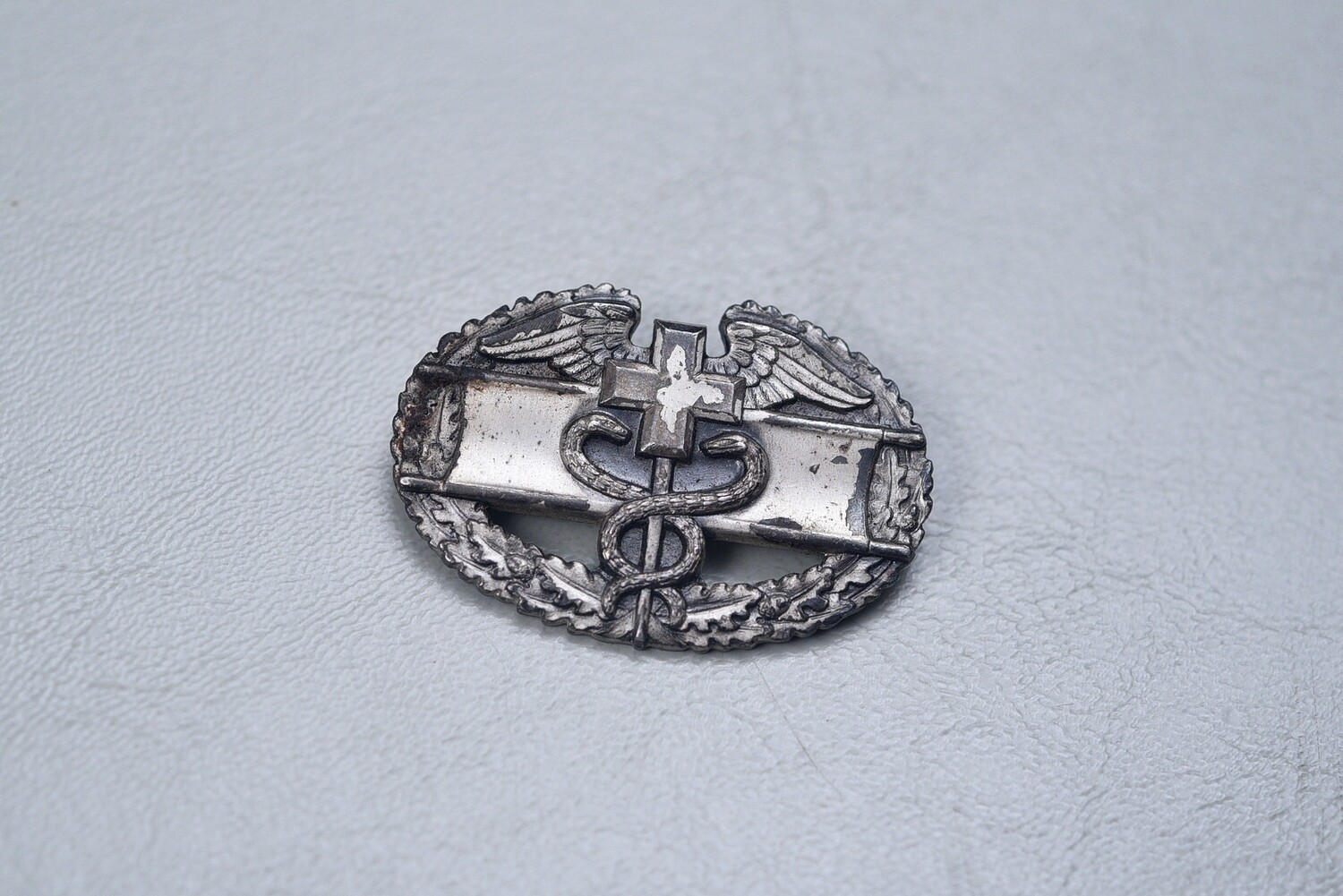 WWII U.S. ARMY COMBAT MEDIC&#39;S BADGE - PINBACK, STERLING