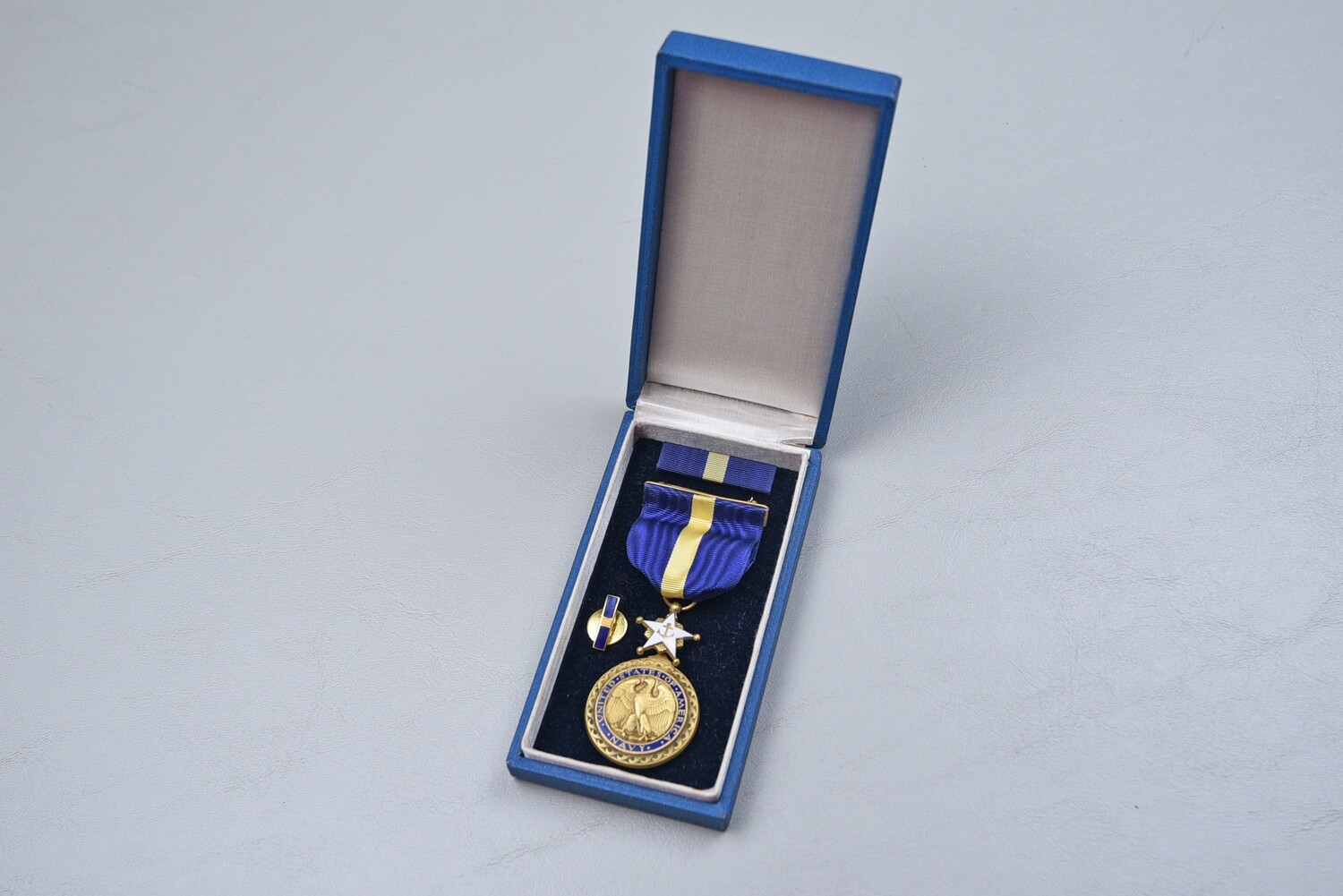 WWII U.S. NAVY DISTINGUISHED SERVICE MEDAL IN BLUE PRESENTATION CASE