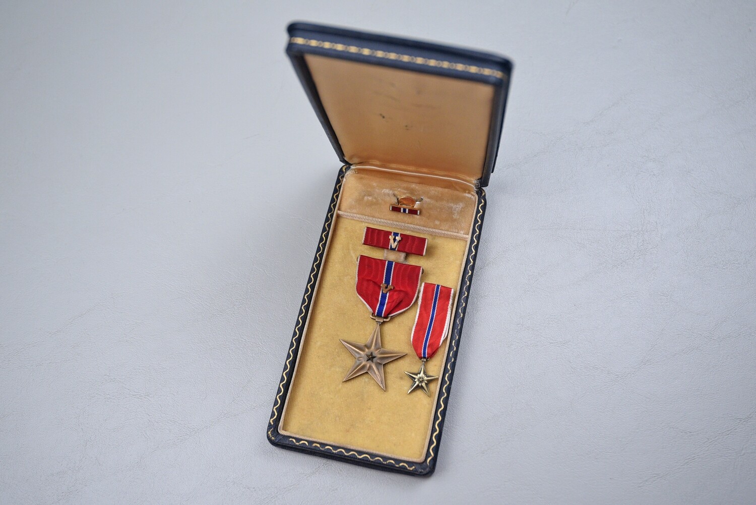 WWII U.S. BRONZE STAR MEDAL IN BLACK LEATHERETTE PRESENTATION CASE - NAMED