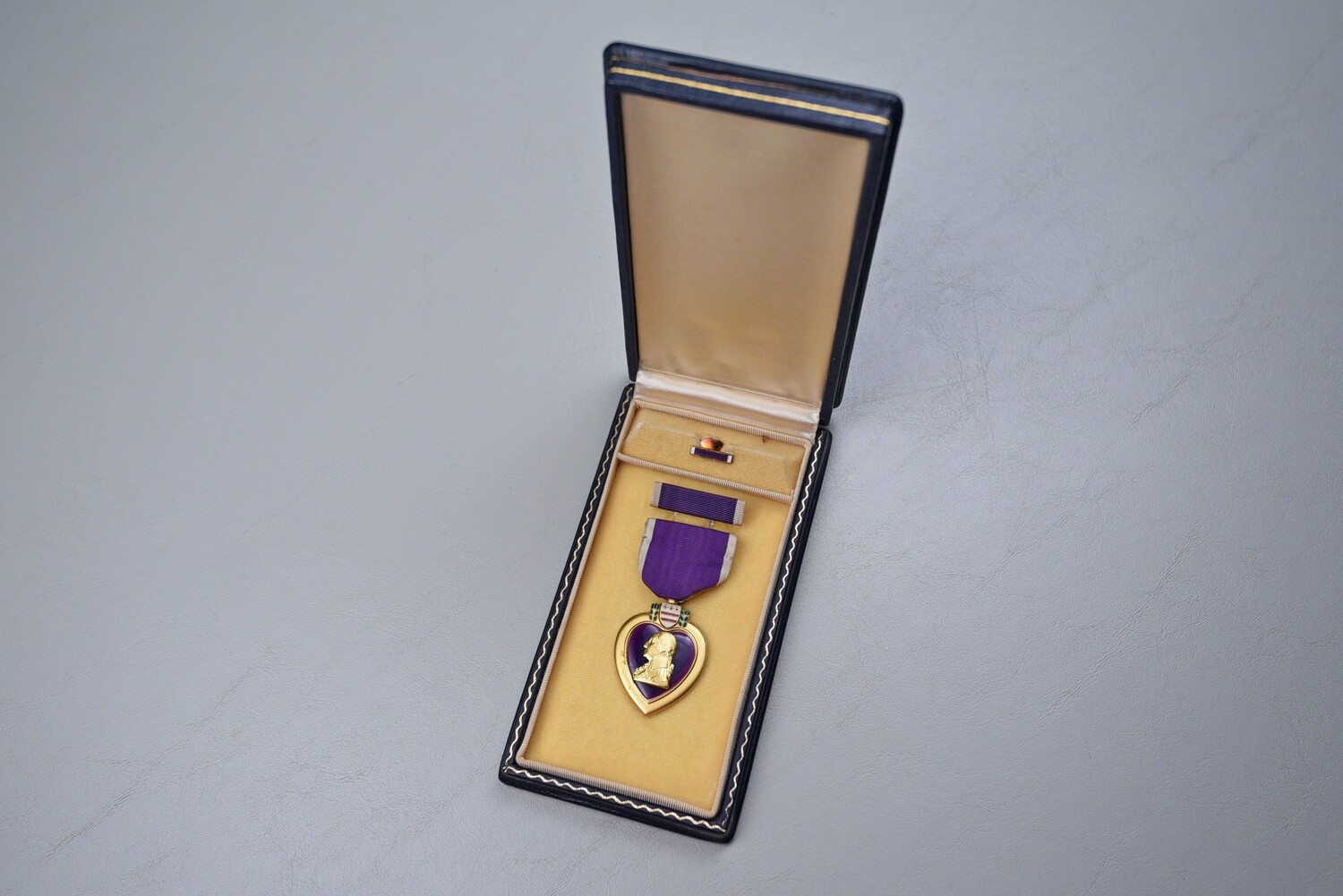 WWII U.S. PURPLE HEART MEDAL IN BLACK LEATHERETTE PRESENTATION CASE