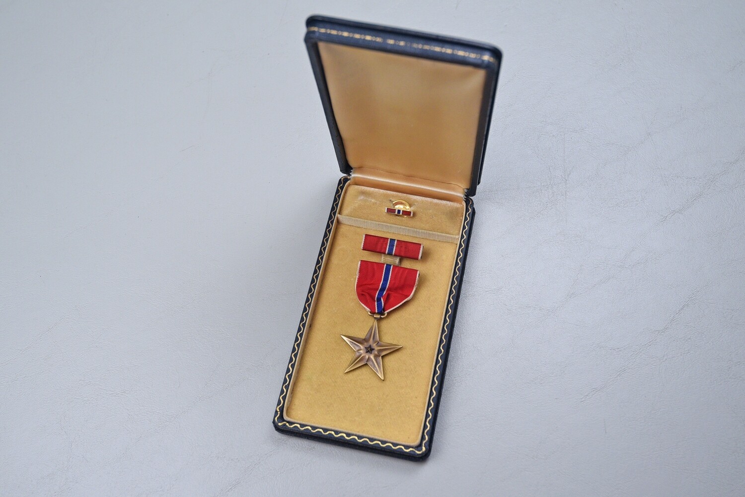 WWII U.S. BRONZE STAR MEDAL IN BLACK LEATHERETTE CASE