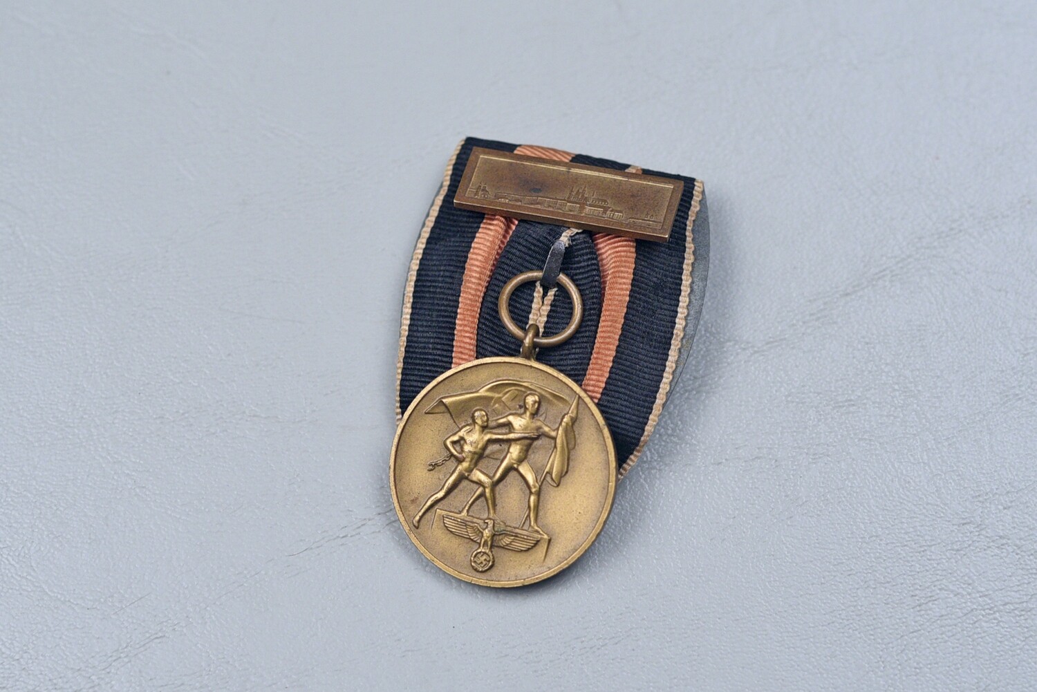 WWII GERMAN CZECH ANSCHLUSS MEDAL w/PRAGUE BAR - PARADE MOUNTED