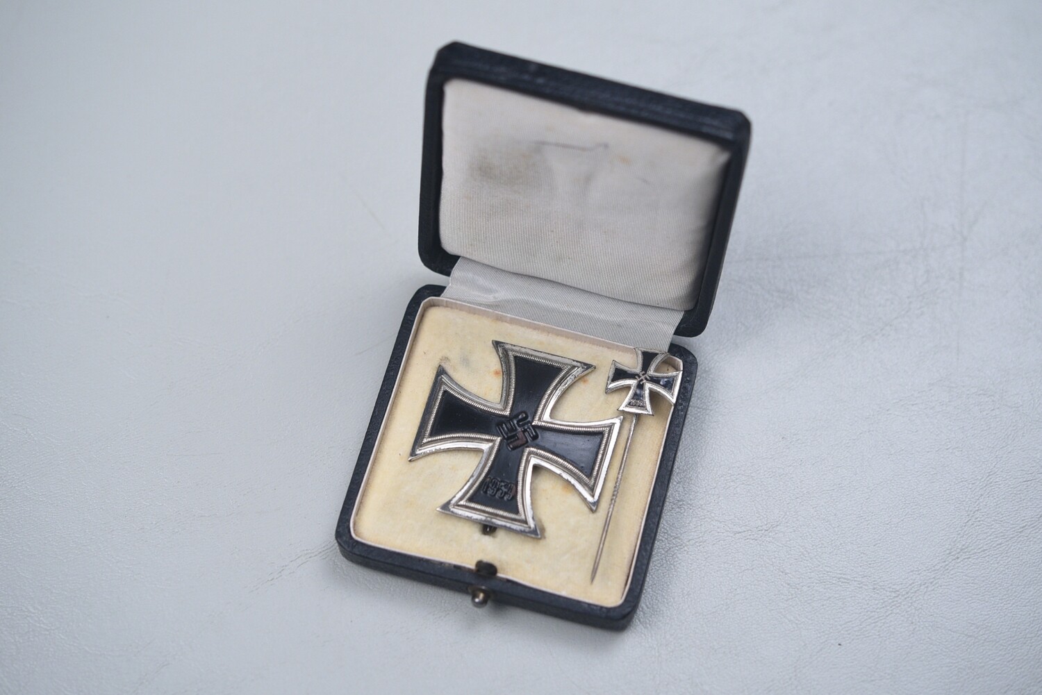 WWII GERMAN 1939 IRON CROSS 1st CLASS w/STICKPIN - SCHENKL PATTERN, CASED