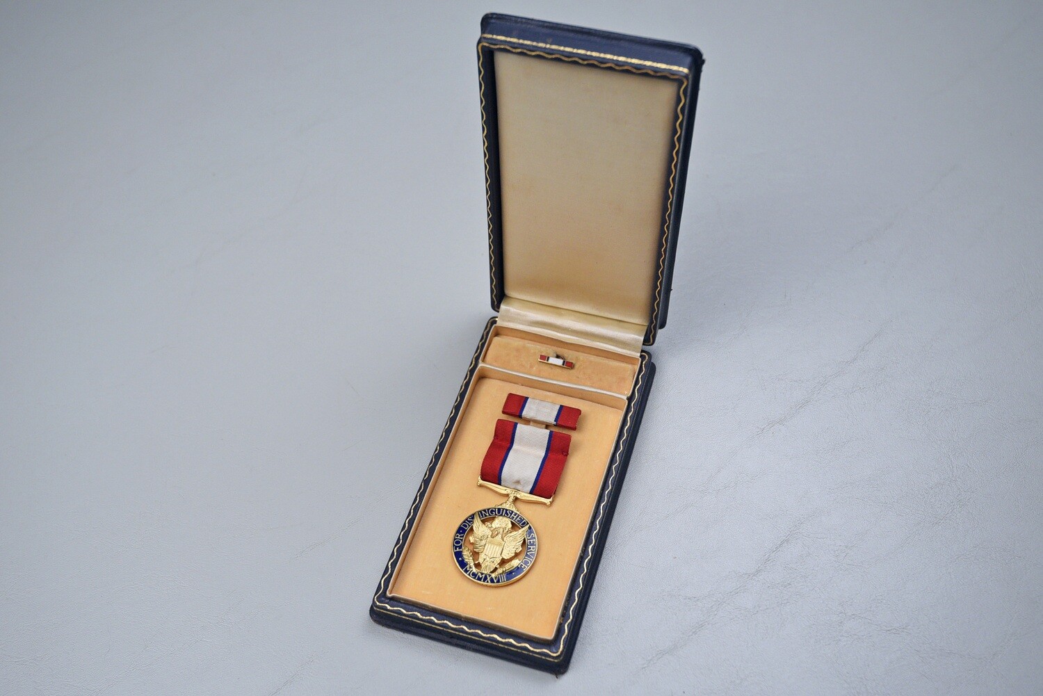 WWII U.S. ARMY EARLY DISTINGUISHED SERVICE MEDAL IN UNTITLED CASE - NUMBERED