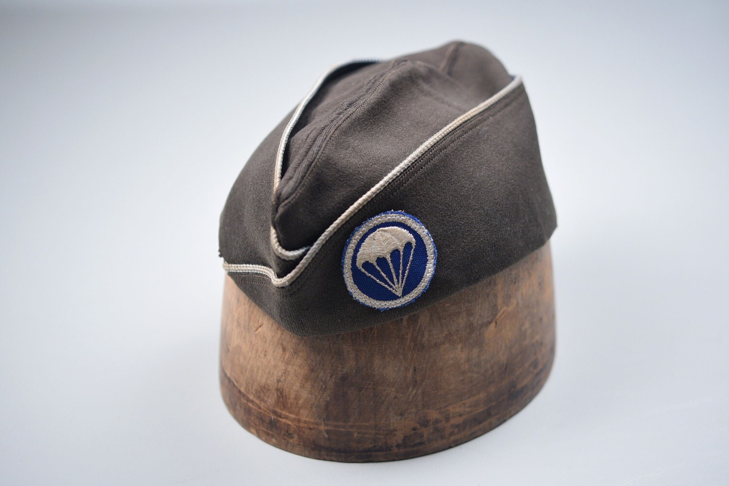 WWII U.S. ARMY PARACHUTE INFANTRY REGIMENT ENLISTED OVERSEAS CAP - CHOCOLATE BROWN - NAMED