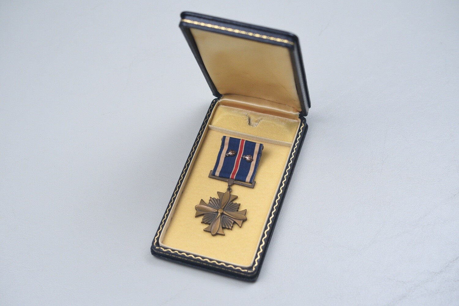 WWII U.S. ARMY AIR CORPS DISTINGUISHED FLYING CROSS w/2 OLC IN CASE