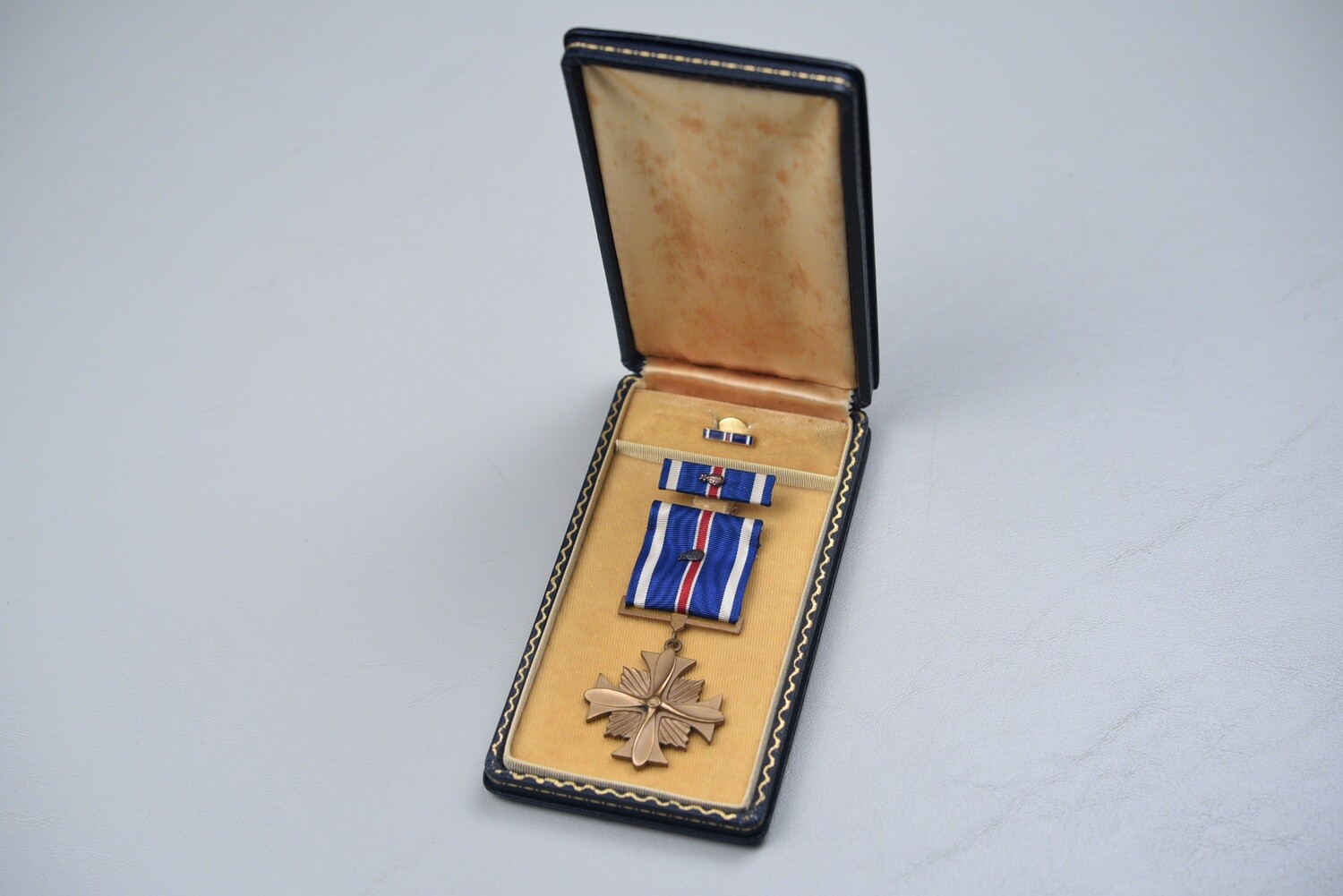WWII U.S. ARMY AIR CORPS DISTINGUISHED FLYING CROSS IN BLACK LEATHERETTE CASE