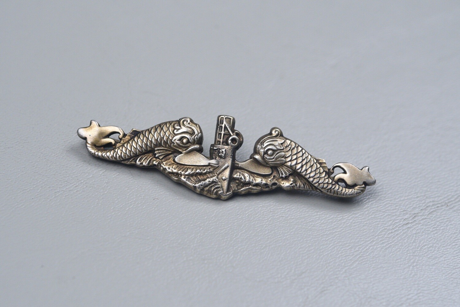 post-WWII U.S. NAVY SUBMARINE OFFICER&#39;S DOLPHIN BADGE BY BALFOUR - PINBACK, STERLING